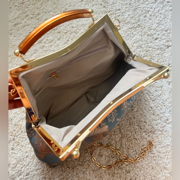 🤍NEW beautiful baby blue and gold kiss lock clutch purse Evening Cocktail Fancy - Picture 2 of 4